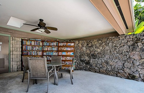 Kailua-Kona Condo | Lovely oceanfront condo with lanai, pool, grill & washer/dryer