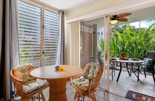 Kailua-Kona Condo | Lovely oceanfront condo with lanai, pool, grill & washer/dryer