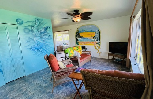 Kehena House | Lovely relaxing home with ocean view and beautiful painted murals