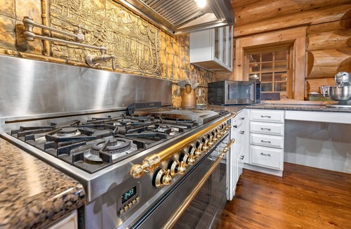 Wishon Cabin | Luxurious Rustic Log Cabin- Moosehead Lodge Bass Lake