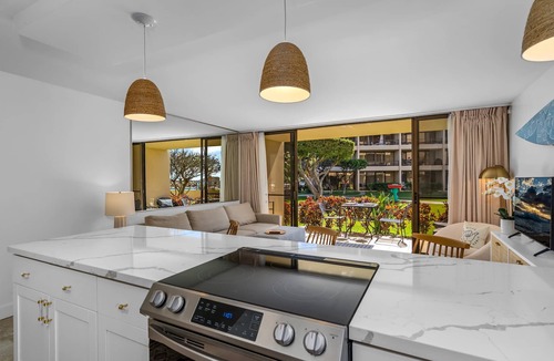 Kihei Condo | Luxury, 20 steps from the ocean, pool, jacuzzi! Newly remodeled, best location!