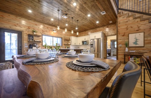Hochatown Cabin | Luxury Cabin | Hot Tub | Pool Table | 2 King Suites | In Heart of Hochatown