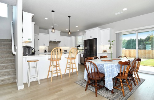 Lake Shore House | Luxury Family friendly 5bd 3ba-Home Away from Home-Vancouver/w EV charger