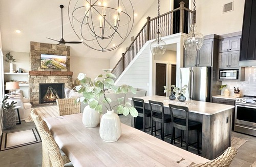 Roach House | Luxury Family Home-Private Dock-Boats Ok-Calm Cove-Firepit-Tikibar-Paddleboards