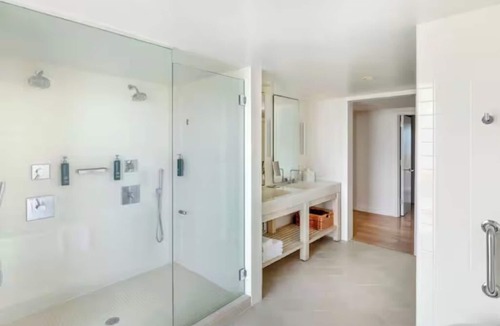 Waikiki Hotel | Making The Best Memories Along The Way! Oceanfront, Outdoor Swimming Pool!
