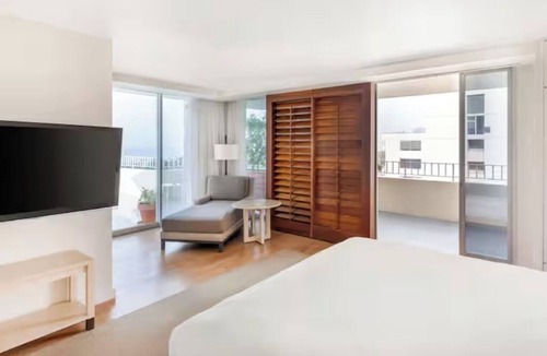 Waikiki Hotel | Making The Best Memories Along The Way! Oceanfront, Outdoor Swimming Pool!