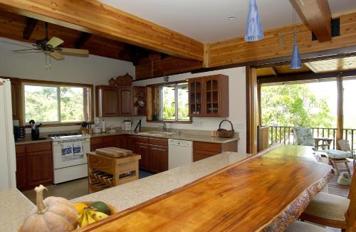 Honaunau-Napoopoo House | Manini Point Houseat Kealakekua Bay