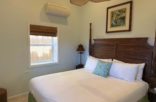 Kahana Hotel | Maui B&B - 3 Ensuite Rooms - Steps from Beach w AC