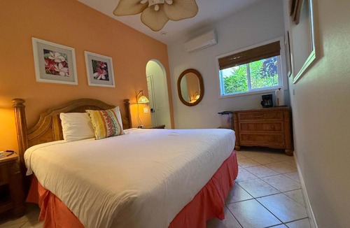 Kahana Hotel | Maui B&B - 3 Ensuite Rooms - Steps from Beach w AC