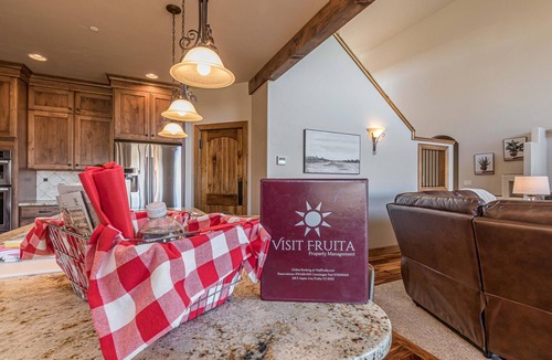 Fruita House | Mimosa Fields: Designer Kitchen w/Outdoor Oasis