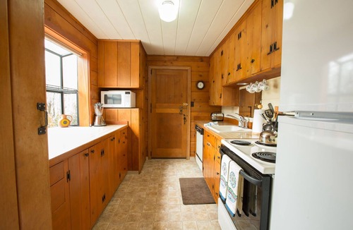 Bend House | Mirror Pond - Cozy Cabin Directly on Mirror Pond - Deschutes River!