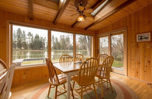 Bend House | Mirror Pond - Cozy Cabin Directly on Mirror Pond - Deschutes River!
