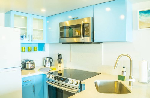 Waikiki Condo | Modern Ilikai 16th floor Harbor Studio - Surfing, Sunset & & Yacht Views!