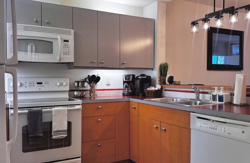 Chelan Condo | Modern Lakeside Luxury: Freshly Remodeled Chelan Condo with Pool, Hot Tub & BBQ