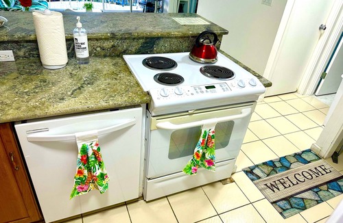 McCully - Moiliili Apartment | Near WAIKIKI Beach, FREE parking, POOL View, Sleep 6