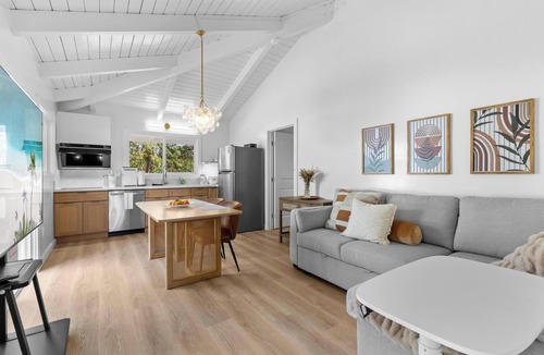 Kona Palisades House | NEW Modern King+Sofa Queen Bed · AC · Private Patio +Laundry