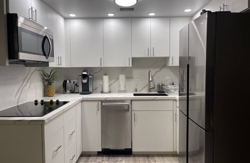 Downtown Honolulu Condo | Newly remodeled 2 bd/2ba Kaka'ako condo on 25th floor with city/ocean views