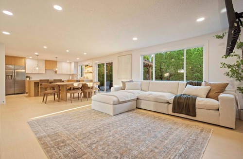 Vancouver House | NW Chill Vibes - 3BD Corner Lux Haus with Covered Patio, Firepit, and Sauna