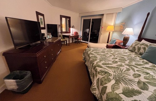 Hanamaulu Hotel | Ocean Front’s Top End Unit; Partial Ocean View in Lanai; 1 minute walk to Beach
