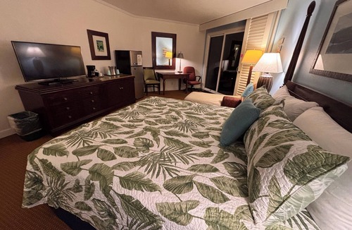 Hanamaulu Hotel | Ocean Front’s Top End Unit; Partial Ocean View in Lanai; 1 minute walk to Beach