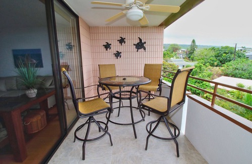 Kahaluu Bay Condo | Ocean View Beach Condo, Top Floor at Magic Sands Beach
