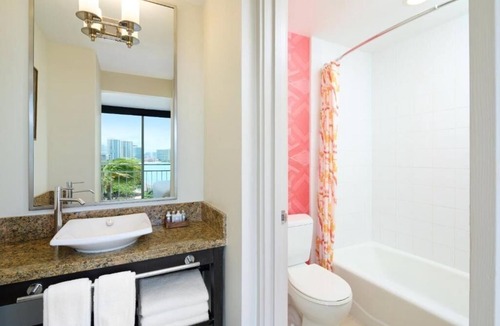 Diamond Head - Kapahulu - St. Louis Hotel | Ocean View King | Kaimana Beach Hotel | Scenic Stay by the Beach
