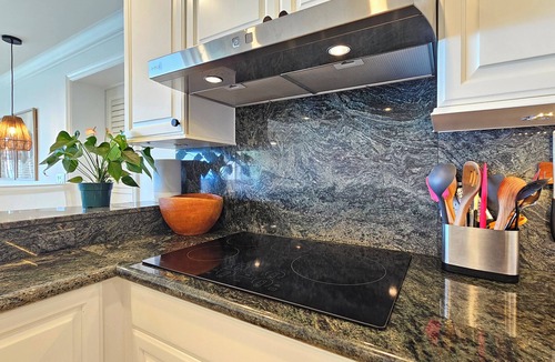 Diamond Head - Kapahulu - St. Louis Condo | Oceanfront Condo w/Stunning Full Remodel & King Bed - Awaits you & the family!