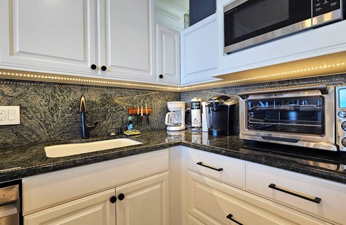 Diamond Head - Kapahulu - St. Louis Condo | Oceanfront Condo w/Stunning Full Remodel & King Bed - Awaits you & the family!