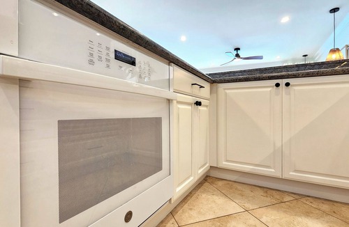 Diamond Head - Kapahulu - St. Louis Condo | Oceanfront Condo w/Stunning Full Remodel & King Bed - Awaits you & the family!