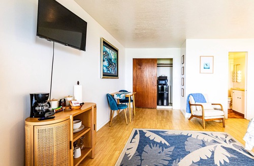 Paukaa House | Oceanfront in Hilo Hale Kai Suites - Moana Room - King Bed, Private Bathroom