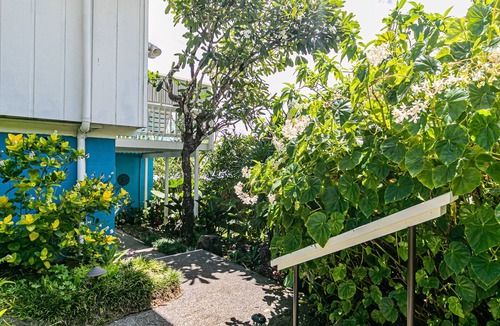 Paukaa House | Oceanfront in Hilo Hale Kai Suites - Moana Room - King Bed, Private Bathroom
