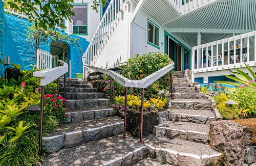 Paukaa House | Oceanfront in Hilo Hale Kai Suites - Moana Room - King Bed, Private Bathroom