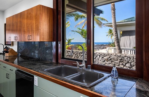 Kailua-Kona House | 🏖️Oceanfront Kona Home | Beach Access + Walk to Town