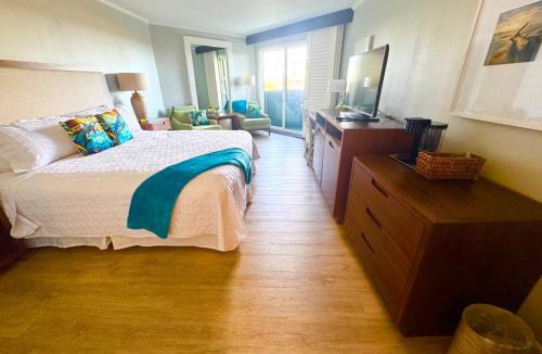 Hanamaulu Apartment | Oceanfront Paradise Room with Pool and Oceanviews