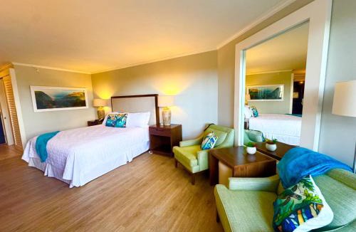 Hanamaulu Apartment | Oceanfront Paradise Room with Pool and Oceanviews