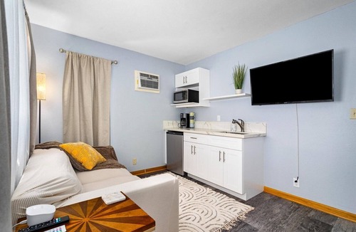 Hawaii Kai Cottage | One Bedroom Cottage with kitchenette and private garden