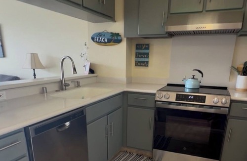 Makaha Condo | Panoramic Ocean/Mountain View Apartment