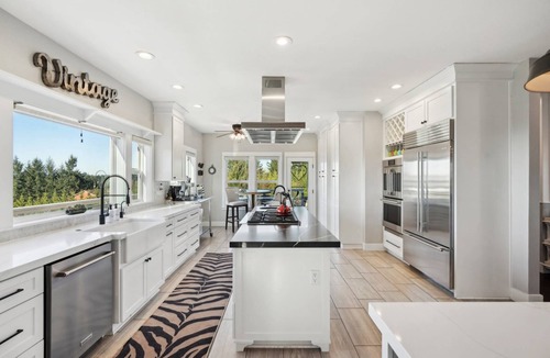 Amity House | Panoramic Valley and Vineyard Views, Newly Renovated, Pet Friendly, Hot Tub, Games, Walk to Wineries