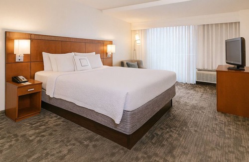Rosslyn Hotel | Prime Location! Comfortable Accessible Room, Self Parking & Onsite Starbucks!