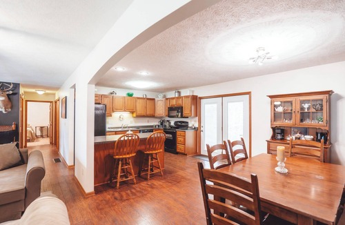 McArthur House | Private 3-bedroom Retreat w/Hot tub in the Hocking Hills