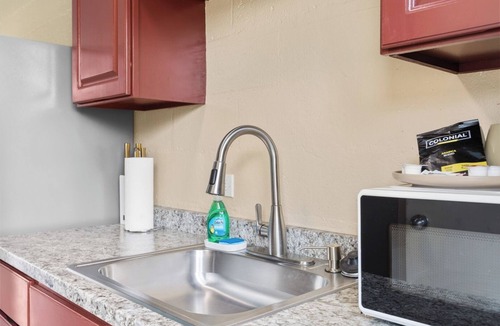 Keaukaha Condo | Private Balcony Walk to Beach + Downtown