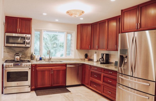 Portlock Villa | Private Boutique Resort in Hawaiian Paradise-Lush Backyard, Pool, Wifi & BBQ!