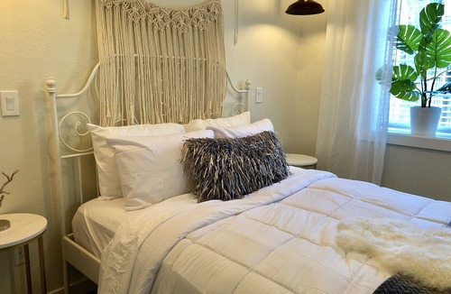 Hough House | Private & Comfortable Guesthouse close to Portland +AC!