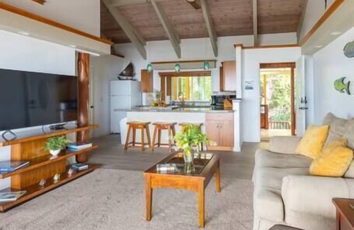 Kahaluu Bay Villa | Reefside Suite at Seaspray Ocean View
