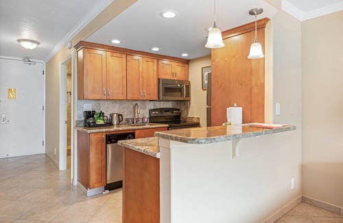 Historic Lahaina Front Street Apartment | Relaxing Beachfront Studio Retreat – Lahaina Shores 324