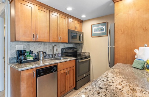 Historic Lahaina Front Street Apartment | Relaxing Beachfront Studio Retreat – Lahaina Shores 324