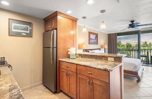 Historic Lahaina Front Street Apartment | Relaxing Beachfront Studio Retreat – Lahaina Shores 324