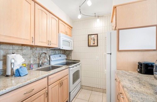 Historic Lahaina Front Street Apartment | Relaxing Mountain View Studio – Lahaina Shores