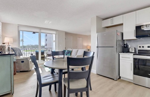 Bonita Springs Condo | REMODELED STUDIO | SLEEPS 4 | HEATED POOLS | FREE WIFI | KEYLESS ENTRY | STEPS TO BONITA BEACH