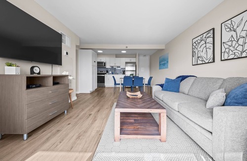 Waikiki Hotel | Renovated - Diamond Head and Ocean Views - FREE Parking - 1 Block to Beach